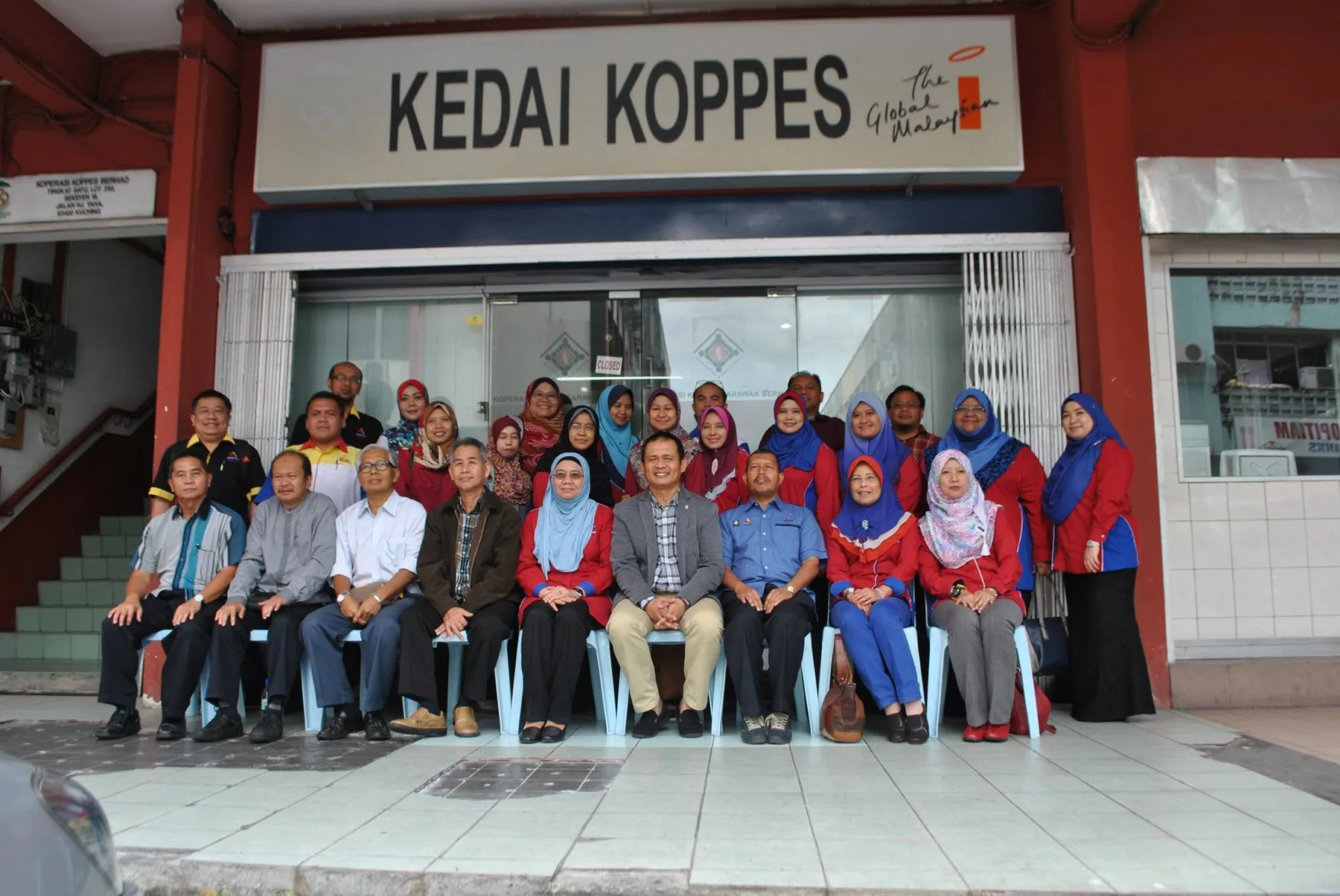 Pasukan KOPPES di hadapan Kedai KOPPES